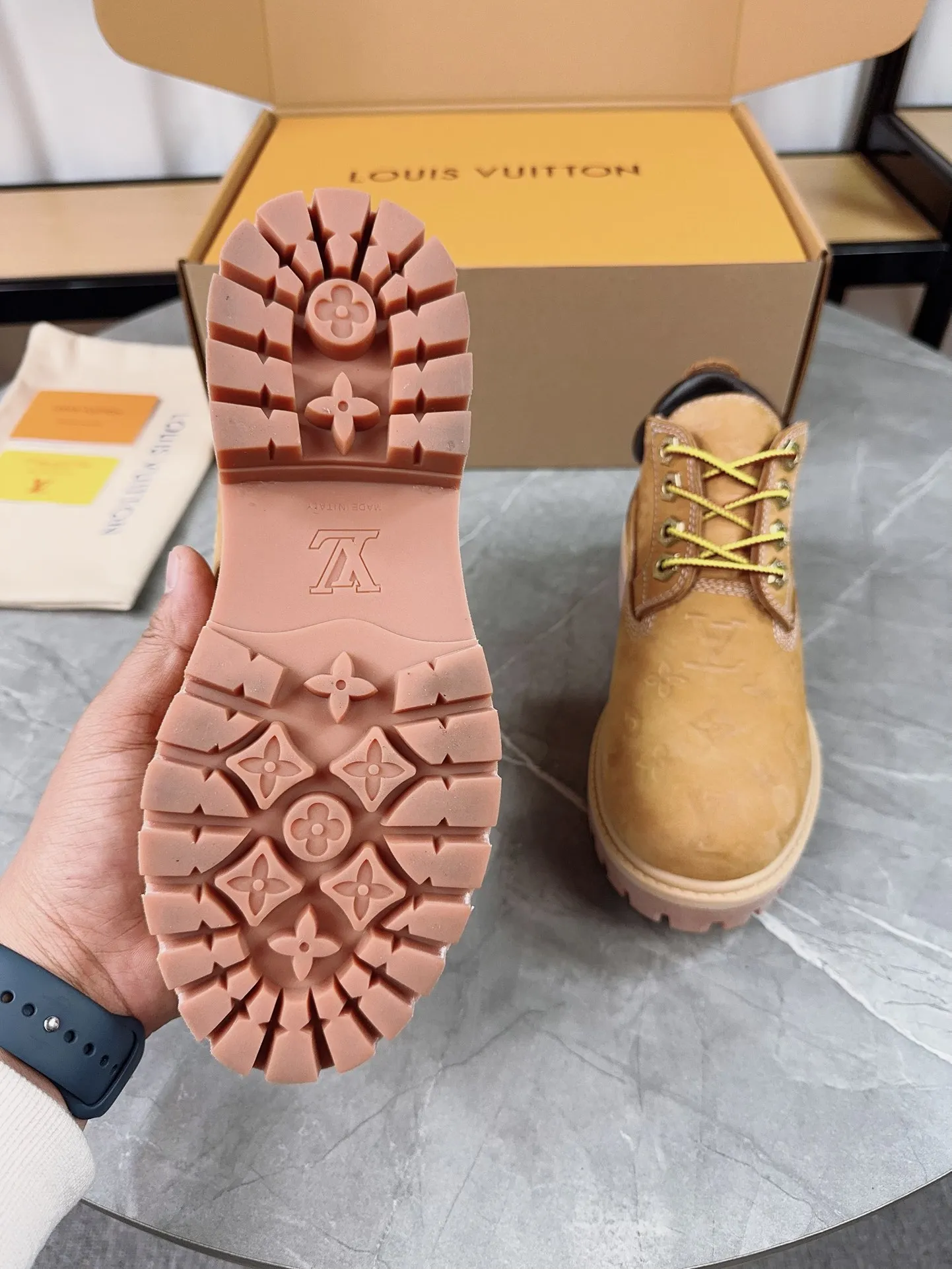 Couple model 💰700 ❤️Top version: Couple model LV x Timberland Timberland joint model Presbyopia Embossed Rhubarb boots Ankle boots Short boots LV x Timberland ankle boots are made of Monogram embossed waterproof nubuck cow leather, relying on the brand's exquisite craftsmanship to carefully reshape the classic Timberland 6-inch boot shape in Italy, and make an eye-catching appearance in 2024 created by Pharrell Williams with American workwear style Autumn and winter menswear show. Monogram embossed tongue, original Timberland laces and outsole are exquisite details, and the leather label expresses the cooperation logo. Exquisite packaging at the delivery counter🛍📦 ▪️Material: Original customized imported first-layer cowhide ▪️Inner lining: Original customized leather lining/mesh lining ▪️Outsole: Original molded anti-slip rubber material ▪️Sole thickness: 3.5CM ▪️Size: Women's 35-40 Men's 39-46